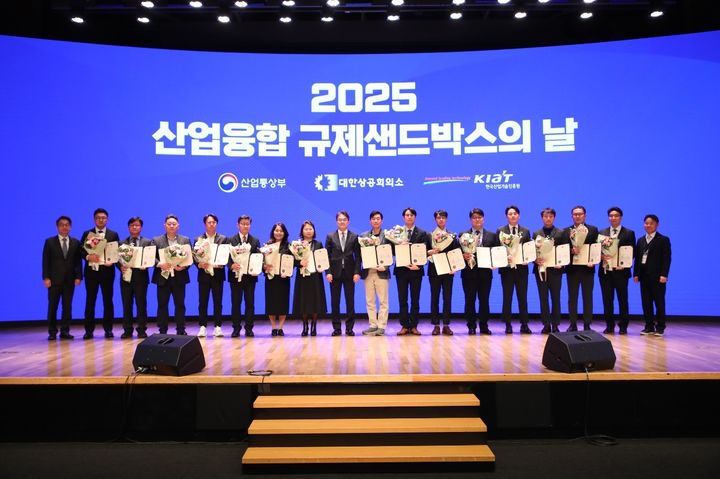 ‘산업융합 규제샌드박스의 날’ 행사에서 포즈를 취한 비타믹스의 박주연 대표(왼쪽에서 7번째)와 산업통상부 산업기반실 김성열 실장(왼쪽에서 9번째) *재판매 및 DB 금지