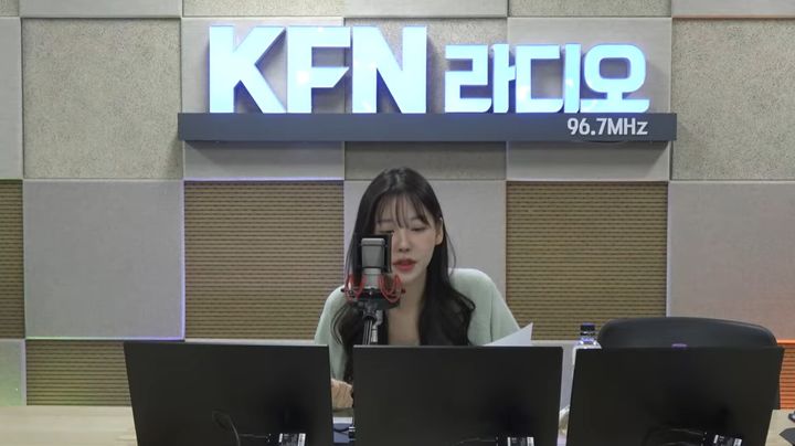 [서울=뉴시스] 레이나는 뉴시스와 인터뷰에서 듀엣해보고 싶은 가수가 있냐는 질문에 "아우 너무 많죠"라며 "제가 좋아하는 백예린 씨, 김동률 선배님, 성시경 선배님"이라고 말했다. (사진=KFN라디오 영상 캡처) 2025.12.01. photo@newsis.com *재판매 및 DB 금지