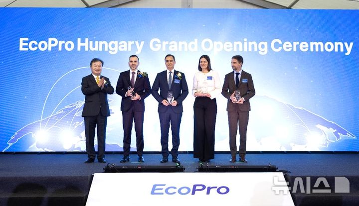 [포항=뉴시스] 송종욱 기자 = 28일(현지 시각) 헝가리 데브레첸에서 에코프로 헝가리 공장 준공식이 열린 가운데 이동채(왼쪽) 창업주가 공장 건립을 지원한 이스트반 요 헝가리 투자청 청장, 라슬로 파프 데브레첸 시장 등 헝가리 정부 관계자에게 감사패를 전달한 후 기념 촬영하고 있다. (사진=에코프로 제공) 2025.11.30. photo@newsis.com