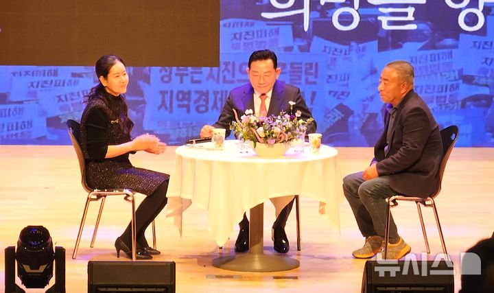 [포항=뉴시스] 송종욱 기자 = 지난 30일 포항복합문화회관 덕업관에서 공원식 전 경북도 정무부지사 출판기념회가 열린 가운데 저자가 시민 대표와 간담회를 열고 있다. 2025.11.30. sjw@newsis.com