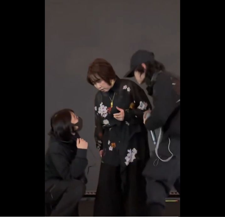 [서울=뉴시스] 30일 산케이신문 등에 따르면 애니메이션 '원피스' 주제가로 알려진 가수 오쓰키 마키는 28일 상하이에서 열린 '반다이 남코 페스티벌 2025' 무대에 올랐다가 노래 도중 갑자기 조명이 꺼지고 음향이 끊기는 상황을 겪었다. (사진=X 갈무리) 2025.11.30. *재판매 및 DB 금지