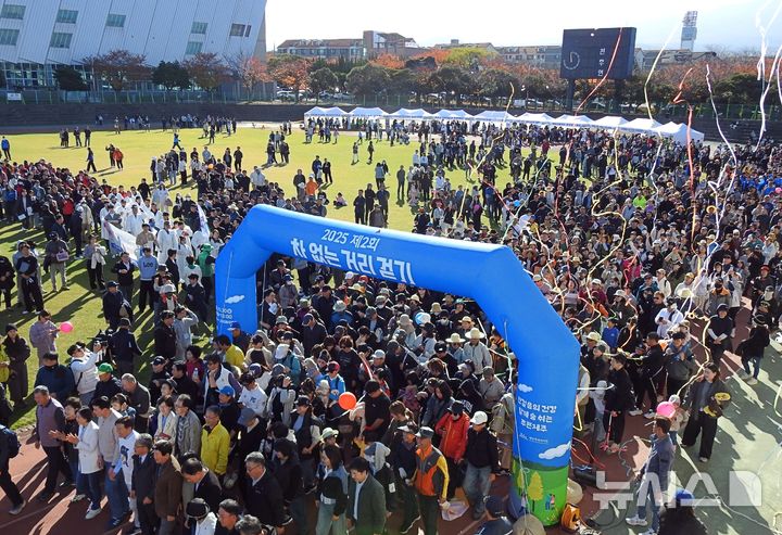 [제주=뉴시스] 김수환 기자 = 30일 오전 화창한 날씨 속 제주 '2025 제2회 차 없는 거리 걷기행사'가 시작을 알렸다. 2025.11.30. notedsh@newsis.com