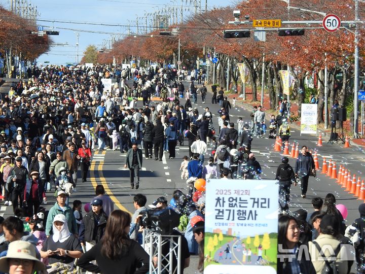 [제주=뉴시스] 김수환 기자 = 30일 오전 화창한 날씨 속 제주 '2025 제2회 차 없는 거리 걷기행사'가 열린 가운데 참가자들이 차량 통행이 제한된 제주시 연삼로를 걷고 있다. 2025.11.30. notedsh@newsis.com