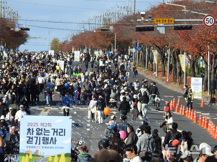 [제주=뉴시스] 김수환 기자 = 30일 오전 화창한 날씨 속 제주 '2025 제2회 차 없는 거리 걷기행사'가 열린 가운데 참가자들이 차량 통행이 제한된 제주시 연삼로를 걷고 있다. 2025.11.30. notedsh@newsis.com