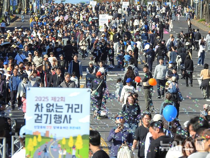 [제주=뉴시스] 김수환 기자 = 30일 오전 화창한 날씨 속 제주 '2025 제2회 차 없는 거리 걷기행사'가 열린 가운데 참가자들이 차량 통행이 제한된 제주시 연삼로를 걷고 있다. 2025.11.30. notedsh@newsis.com