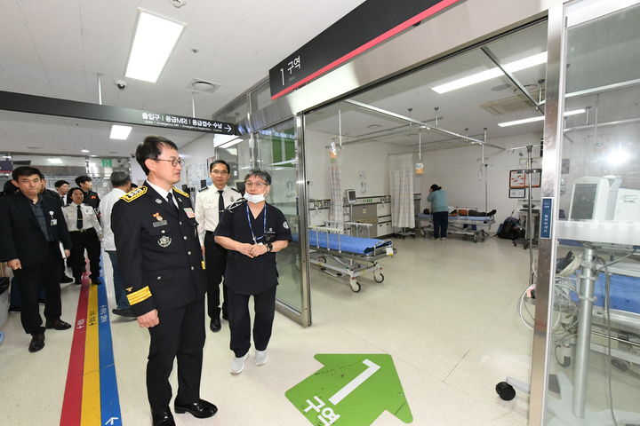 [서울=뉴시스] 김승룡 소방청장 직무대행이 지난 28일 충남권 권역의료센터인 충남대병원을 방문해 현장을 둘러보고 있다. 2025.11.30. (사진=소방청 제공) *재판매 및 DB 금지
