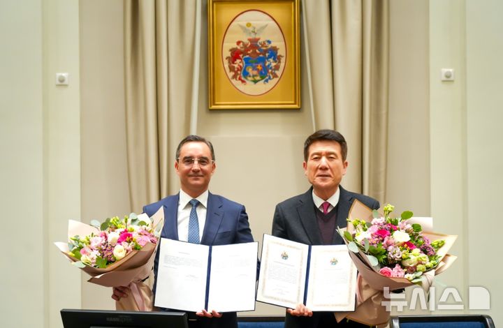 [포항=뉴시스] 송종욱 기자 = 포항시-헝가리 데브레첸시가 지난 28일(현지 시각) 배터리 산업을 중심으로 미래 신산업 협력과 인재·문화 교류 협력을 위한 우호 도시 협약(MOU)을 맺었다. 사진은 라슬로 파프 데브레첸(왼쪽) 시장과 이강덕 포항시장이 우호 도시 협약을 맺은 후 기념 촬영하는 모습. (사진=포항시 제공) 2025.11.30. photo@newsis.com 