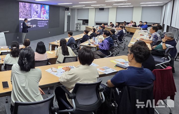 [시흥=뉴시스] 서울대학교 시흥캠퍼스에서 진행된 '제5회 시흥 리더스아카데미'가 지난 27일 강의를 끝으로 올해 일정을 모두 마무리했다. (사진=시흥시 제공).2025.11.30.photo@newsis.com
