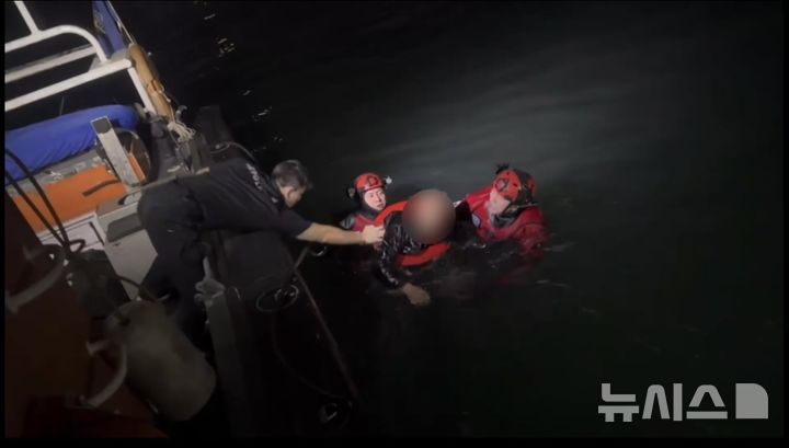 [포항=뉴시스] 안병철 기자 = 지난 29일 오후 6시1분께 경북 포항시 남구 동빈항 앞 해상에서 A(70대·부산)씨가 해상으로 추락해 해경이 구조하고 있다.(사진=포항해양경찰서 제공) 2025.11.30. photo@newsis.com