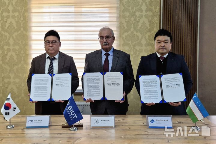 [인천=뉴시스] 한재길 인천TP 바이오탄소제로사업단장(왼쪽부터), 유수프 압둘라예프 SIUT 총장, 문명국 청운대 교수가 업무협약식에서 기념 촬영하고 있다. (사진=인천TP 제공) 2025.11.30. photo@newsis.com