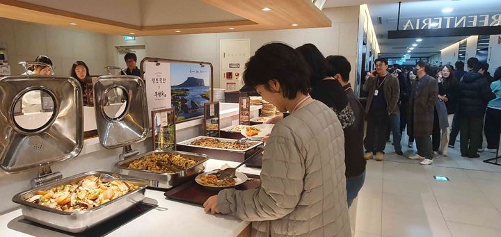 [제주=뉴시스] 서울 마포구에 위치한 CJ프레시웨이 본사에서 제주 전통음식 기반 급식용 간편식 품평회가 열리고 있다. (사진=제주도 제공) 2025.11.30. photo@newsis.com *재판매 및 DB 금지