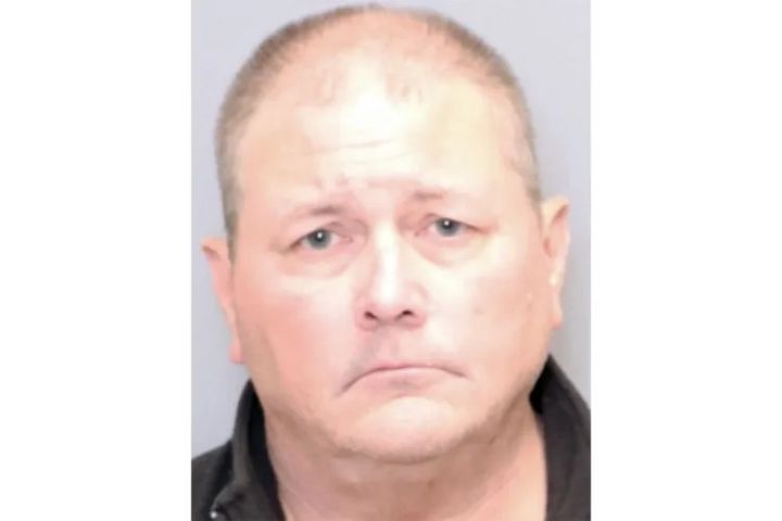 [뉴시스] 집집마다 돌아다니며 크리스마스 캐럴을 부르는 소녀들에게 총을 겨눈 폴 브라이언 수지(58). (사진=앤아룬들 카운티 구금 시설) 2025.11.30 *재판매 및 DB 금지