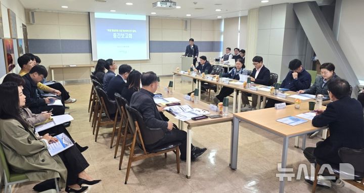 [포항=뉴시스] 송종욱 기자 = 포항시는 지난 27일 시청 연오세오실에서 '포항 영일만 스웰 개선 대책 연구' 보고회를 열고 도제(島堤) 설치 방안 등을 논의했다. (사진=포항시 제공) 2025.11.30. photo@newsis.com 