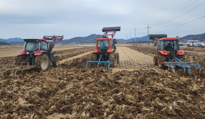 [영암=뉴시스] 전남 영암 학산면 논 깊이갈이 장면. (자료사진 = 전남도 제공). 2025.11.30. photo@newsis.com *재판매 및 DB 금지