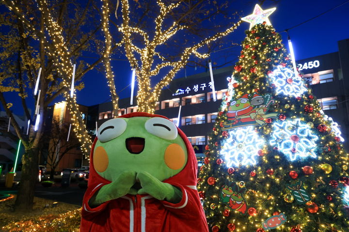 [대구=뉴시스] 대구시 수성구는 구청 기독선교회가 성탄 트리 점등식을 개최했다. (사진 = 대구시 수성구 제공) 2025.11.30. photo@newsis.com *재판매 및 DB 금지