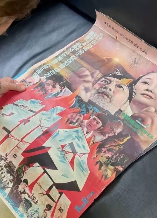 [서울=뉴시스] 자신의 출연작 포스터를 바라보는 배우 (故) 이순재. (사진=배정남 인스타그램) 2025.11.30. photo@newsis.com *재판매 및 DB 금지