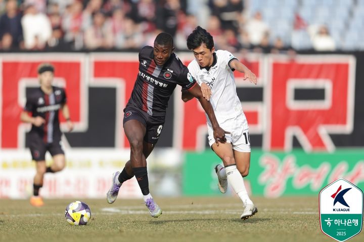 [서울=뉴시스] 프로축구 K리그2 부천FC1995의 몬타뇨와 성남FC의 류준선. (사진=한국프로축구연맹 제공) *재판매 및 DB 금지