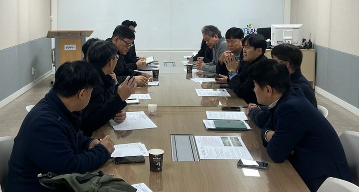 [사진=화성시]화성시가 29일 재난안전대책 상황 판단회의를 열고 있다.(사진=화성시 제공)2025.11.30.photo@newsis.com *재판매 및 DB 금지