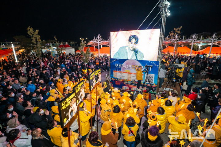 [포항=뉴시스] 송종욱 기자 = 지난 28~29일 이틀간 포항운하 플라워트리 일원에서 '포항의 밤, 달빛포차' 축제가 열린 가운데 인기 가수 박서진의 공연이 펼쳐지고 있다. 2025.11.30. photo@newsis.com