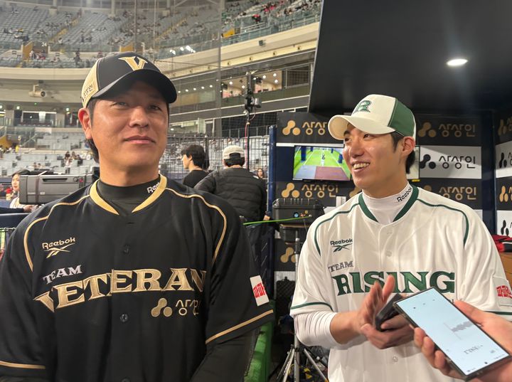 [서울=뉴시스] 포로야구 베테랑 포수 강민호와 삼성 라이온즈의 토종 에이스 원태인이 30일 서울 고척스카이돔에서 열리는 '더 제너레이션 매치 상상인⋅메디카코리아'를 앞두고 더그아웃에서 취재진을 만나 인터뷰하고 있다. 2025.11.30. spicy@newsis.com *재판매 및 DB 금지