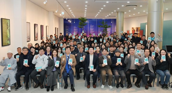 구자열 시인, 북콘서트 '원주에서 희망을 노래하다'. *재판매 및 DB 금지