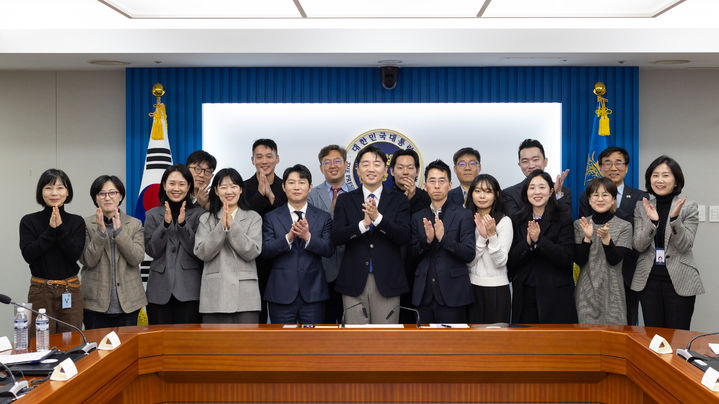 [서울=뉴시스]30일 대통령실에서 진행된 대통령비서실장 산하 청년미래자문단 출범식 및 첫 회의. (사진=대통령실 제공) 2025.11.30. photo@newsis.com *재판매 및 DB 금지