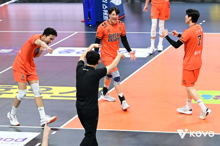 [서울=뉴시스]남자배구 OK저축은행, 시즌 첫 연승. (사진=KOVO 제공)