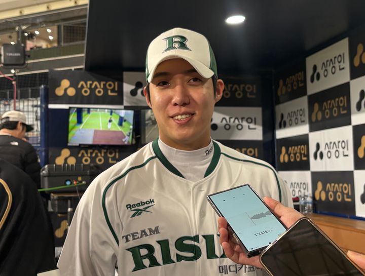 [서울=뉴시스] 신유림 기자=프로야구 삼성 라이온즈의 토종 에이스 원태인이 30일 고척스카이돔에서 벌어지는 '더 제너레이션 매치 상상인⋅메디카코리아'를 앞두고 취재진을 만나고 있다. 2025.11.30. spicy@newsis.com *재판매 및 DB 금지