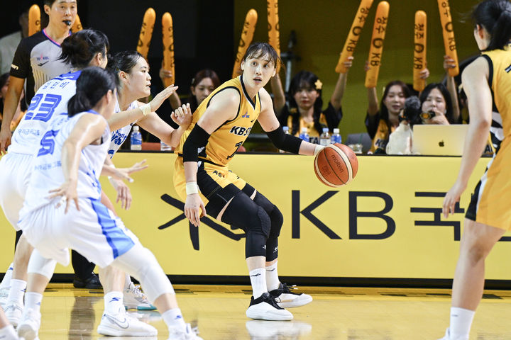 [서울=뉴시스] 여자프로농구 청주 KB국민은행의 강이슬. (사진=WKBL 제공) *재판매 및 DB 금지