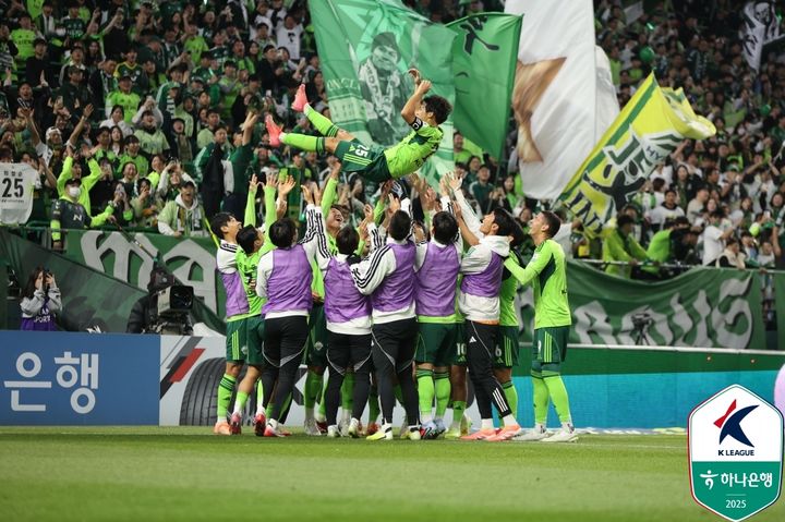 [서울=뉴시스]K리그1 전북 최철순 은퇴식. (사진=한국프로축구연맹 제공)