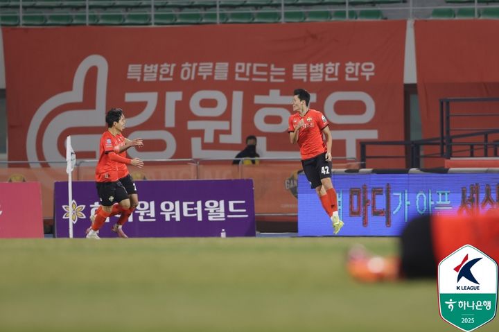[서울=뉴시스]프로축구 강원 모재현 결승골. (사진=한국프로축구연맹 제공)