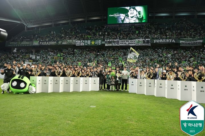 [서울=뉴시스]프로축구 전북 최철순 은퇴식. (사진=한국프로축구연맹 제공)
