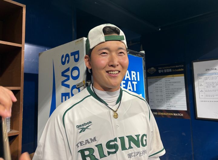 [서울=뉴시스] 신유림 기자=프로야구 롯데 자이언츠의 투수 최준용이 30일 오후 고척스카이돔에서 펼쳐진 더 제너레이션 매치 상상인⋅메디카코리아를 마친 뒤 취재진을 만나 인터뷰하고 있다. 2025.11.30. spicy@newsis.com *재판매 및 DB 금지