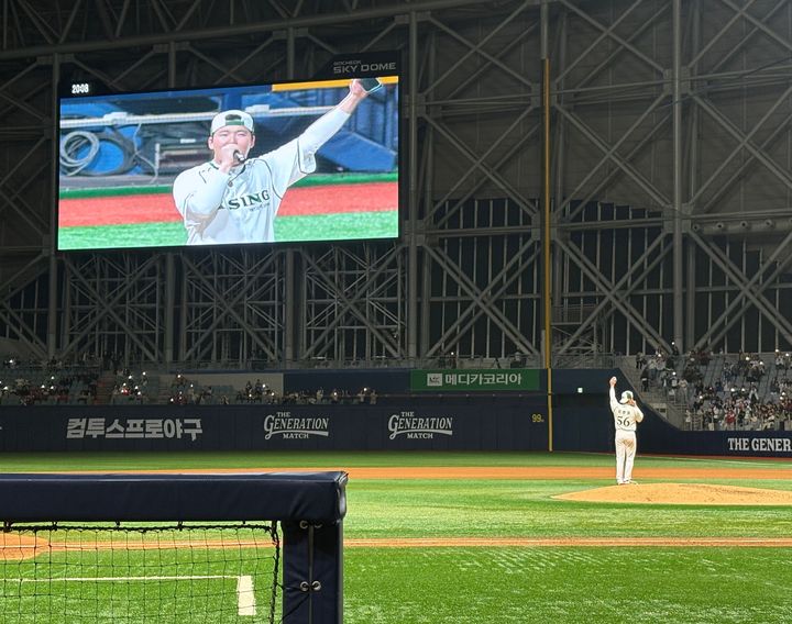 [서울=뉴시스] 신유림 기자=프로야구 롯데 자이언츠의 투수 최준용이 30일 오후 고척스카이돔에서 펼쳐진 더 제너레이션 매치 상상인⋅메디카코리아의 모든 일정을 마친 뒤 그라운드에 올라 열창하고 있다. 2025.11.30. spicy@newsis.com *재판매 및 DB 금지