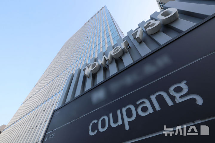 [서울=뉴시스] 권창회 기자 = 30일 오전 서울 송파구 쿠팡 본사 모습. 쿠팡의 사실상 모든 고객 개인정보가 유출됐다. 쿠팡은 고객 계정 3370만개가 무단으로 노출된 것으로 확인됐다고 밝혔다. 당초 쿠팡은 지난 18일 4500개 계정의 개인정보가 노출된 사실을 인지했다고 발표했는데, 11일 만에 노출 계정이 약 7500배 늘어난 것이다. 2025.11.30. kch0523@newsis.com