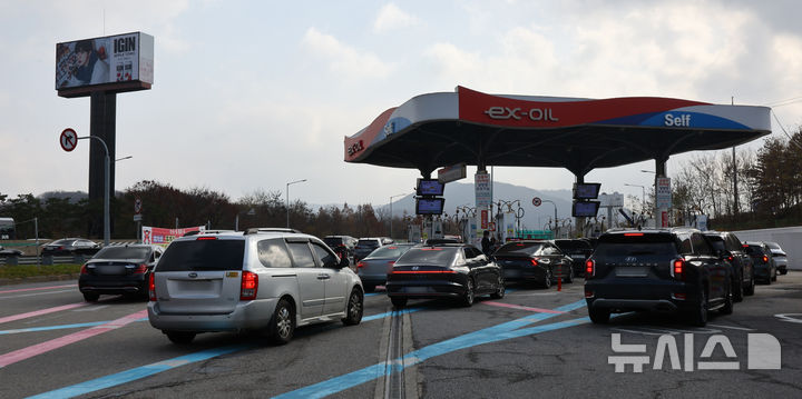 [서울=뉴시스] 박주성 기자 = 국내 기름값이 4주 연속 상승하며 소비자 부담이 커졌다. 다만 국제 제품가격 하락이 반영되면 다음 주에는 소폭 조정이 예상된다.29일 한국석유공사 유가정보시스템 오피넷에 따르면 11월 넷째 주(23~27일) 전국 주유소 휘발유 판매가는 리터(ℓ)당 1745.0원으로 직전 주 대비 15.3원 상승했다.전국 최고가 지역인 서울의 판매 가격은 전주보다 13.4원 오른 1812.4원, 최저가 지역인 대구는 15.3원 높아진 1721.8원으로 집계됐다. 사진은 30일 서울 서초구 만남의광장 주유소 모습. 2025.11.30. park7691@newsis.com