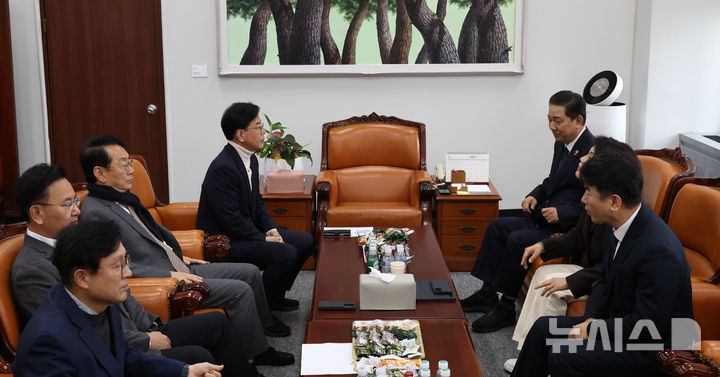 [서울=뉴시스] 김금보 기자 = 김병기 더불어민주당 원내대표와 송언석 국민의힘 원내대표를 비롯한 여야 원내지도부가 30일 오전 서울 여의도 국회에서 회동하고 있다. 2025.11.30. kgb@newsis.com