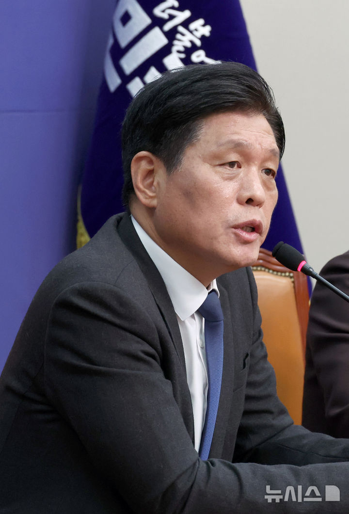 [서울=뉴시스] 김금보 기자 = 조승래 더불어민주당 사무총장이 30일 오전 서울 여의도 국회에서 당무 현안 관련 기자간담회를 하고 있다. 2025.11.30.kgb@newsis.com