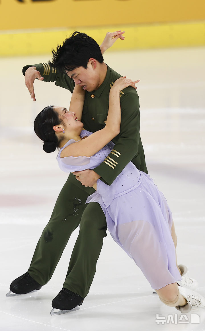 [서울=뉴시스] 김근수 기자 = 피겨 스케이팅 아이스댄스 임해나-권예가 30일 서울 양천구 목동 아이스링크에서 열린 2025 KB금융 전국남녀 피겨스케이팅 회장배 랭킹대회에서 아이스댄스 시니어부분 프리댄스를 선보이고 있다.이번 대회는 2026 ISU 사대륙 피겨스케이팅 선수권대회 파견선수 선발전과 2026 밀라노 코르티나 동계올림픽대회 1차 선발전, 2026/27 국가대표 1차 선발전으로 진행된다. 2025.11.30. ks@newsis.com
