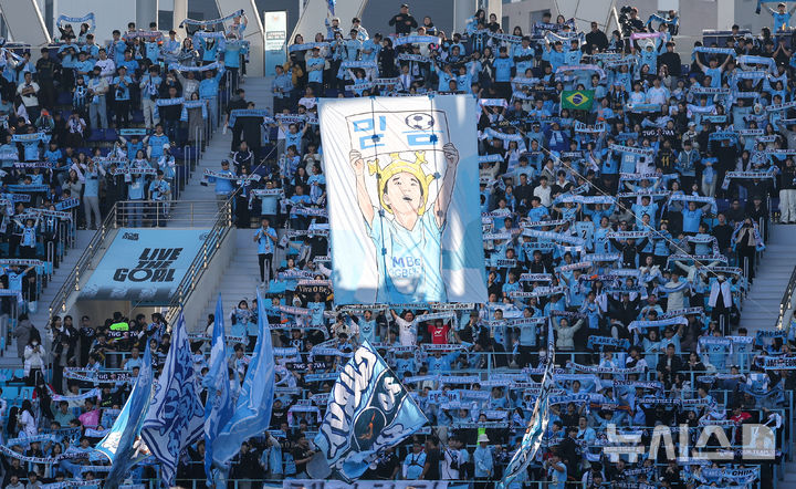 [대구=뉴시스] 이무열 기자 = 30일 대구 북구 대구iM뱅크PARK에서 열린 하나은행 K리그1 2025 38라운드 대구FC와 FC안양의 경기에서 대구FC 서포터스가 응원전을 펼치고 있다. 2025.11.30. lmy@newsis.com