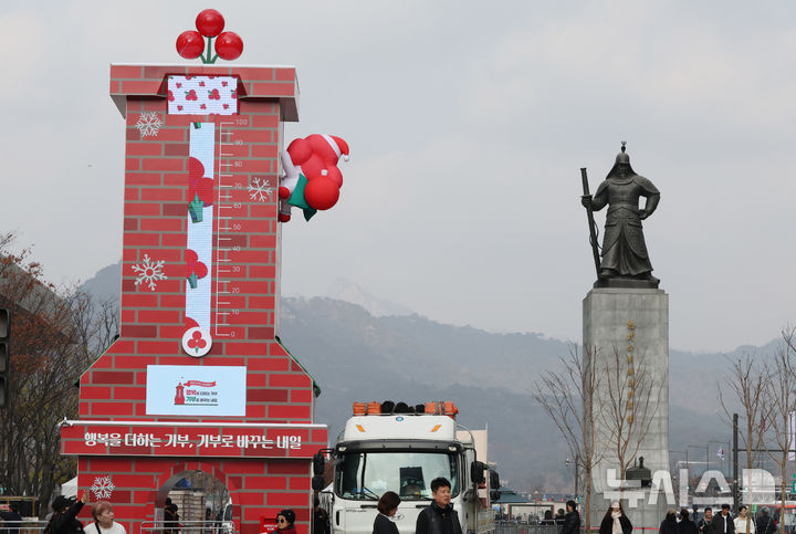 [서울=뉴시스] 김명원 기자 =지난달 30일 서울 종로구 광화문 광장에 ‘사랑의 온도탑’이 조성되고 있다. 사랑의열매 사회복지공동모금회는 1일부터 새해 1월 31일까지 62일간 '희망2025 나눔캠페인'을 진행한다. 2025.11.30. kmx1105@newsis.com