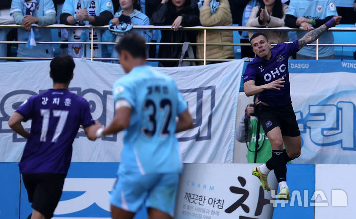 [대구=뉴시스] 이무열 기자 = 30일 대구 북구 대구iM뱅크PARK에서 열린 하나은행 K리그1 2025 38라운드 대구FC와 FC안양의 경기, 안양 마테우스가 전반 선제골을 성공시킨 뒤 기뻐하고 있다. 2025.11.30. lmy@newsis.com