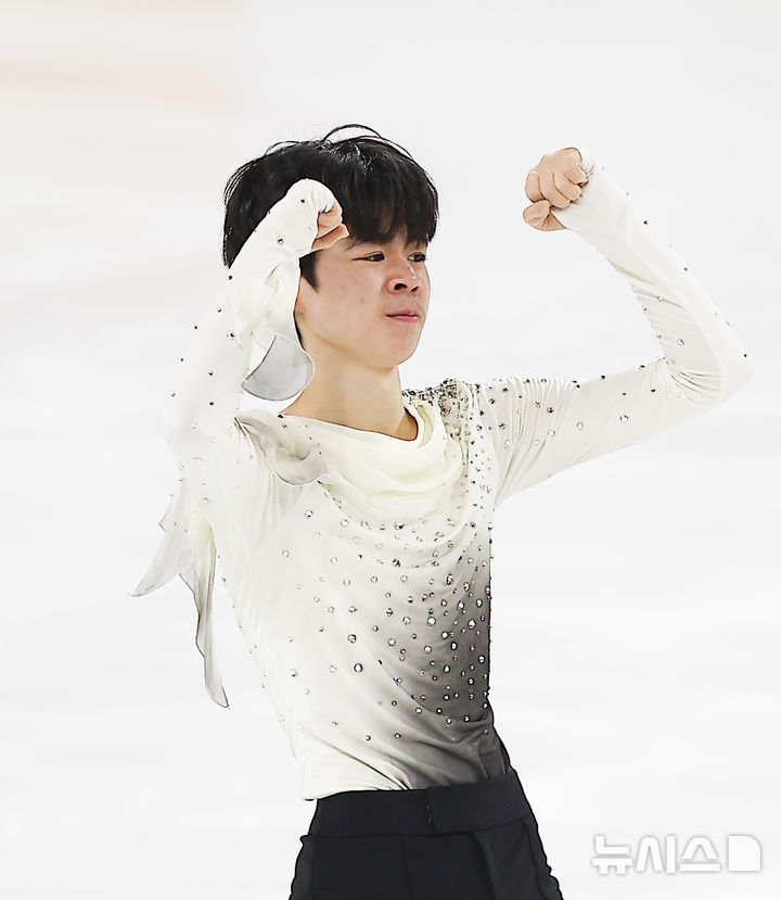 [서울=뉴시스] 김근수 기자 = 피겨 스케이팅 서민규(경신고)가 30일 서울 양천구 목동 아이스링크에서 열린 2025 KB금융 전국남녀 피겨스케이팅 회장배 랭킹대회에서 남자 시니어부문 프리스케이팅 연기를 마치고 기뻐하고 있다.  이번 대회는 2026 ISU 사대륙 피겨스케이팅 선수권대회 파견선수 선발전과 2026 밀라노 코르티나 동계올림픽대회 1차 선발전, 2026/27 국가대표 1차 선발전으로 진행된다. 2025.11.30. ks@newsis.com