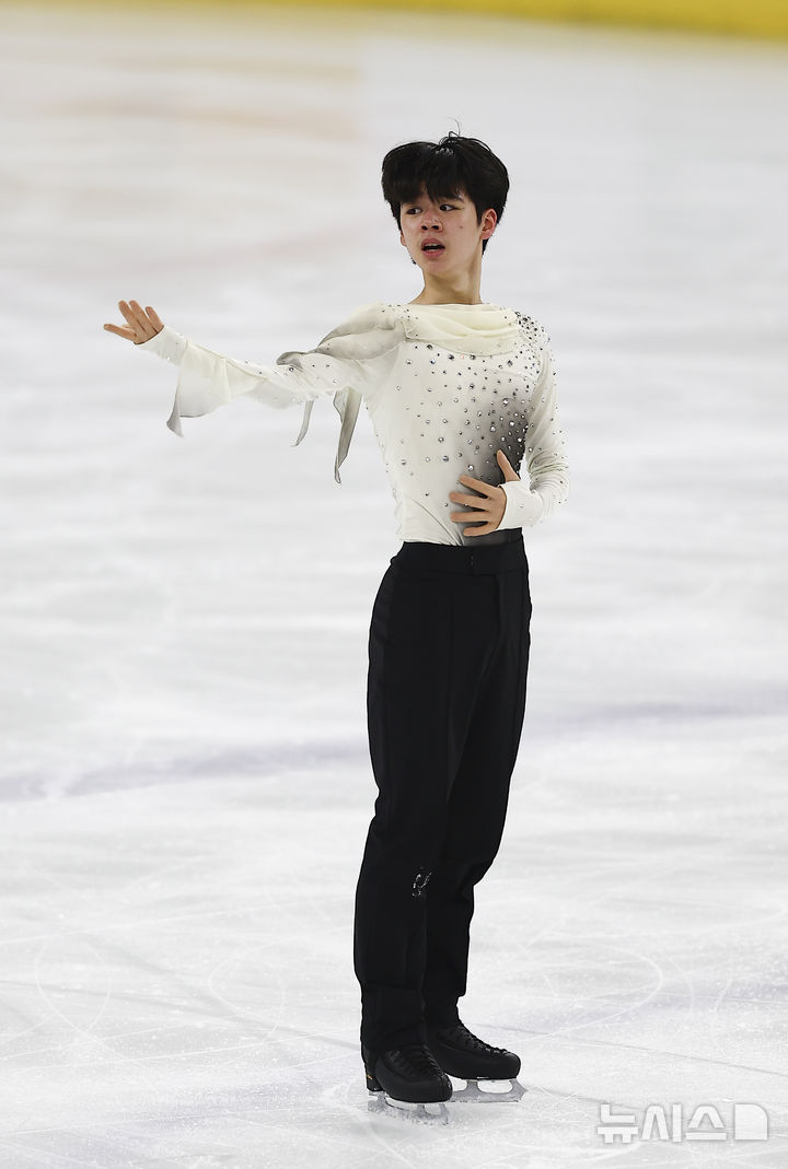 [서울=뉴시스] 김근수 기자 = 피겨 스케이팅 서민규(경신고)가 30일 서울 양천구 목동 아이스링크에서 열린 2025 KB금융 전국남녀 피겨스케이팅 회장배 랭킹대회에서 남자 시니어부문 프리스케이팅 연기를 선보이고 있다.이번 대회는 2026 ISU 사대륙 피겨스케이팅 선수권대회 파견선수 선발전과 2026 밀라노 코르티나 동계올림픽대회 1차 선발전, 2026/27 국가대표 1차 선발전으로 진행된다. 2025.11.30. ks@newsis.com