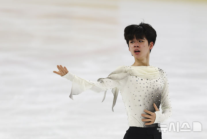 [서울=뉴시스] 김근수 기자 = 피겨 스케이팅 서민규(경신고)가 30일 서울 양천구 목동 아이스링크에서 열린 2025 KB금융 전국남녀 피겨스케이팅 회장배 랭킹대회에서 남자 시니어부문 프리스케이팅 연기를 선보이고 있다.이번 대회는 2026 ISU 사대륙 피겨스케이팅 선수권대회 파견선수 선발전과 2026 밀라노 코르티나 동계올림픽대회 1차 선발전, 2026/27 국가대표 1차 선발전으로 진행된다. 2025.11.30. ks@newsis.com