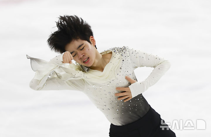 [서울=뉴시스] 김근수 기자 = 피겨 스케이팅 서민규(경신고)가 30일 서울 양천구 목동 아이스링크에서 열린 2025 KB금융 전국남녀 피겨스케이팅 회장배 랭킹대회에서 남자 시니어부문 프리스케이팅 연기를 선보이고 있다.이번 대회는 2026 ISU 사대륙 피겨스케이팅 선수권대회 파견선수 선발전과 2026 밀라노 코르티나 동계올림픽대회 1차 선발전, 2026/27 국가대표 1차 선발전으로 진행된다. 2025.11.30. ks@newsis.com