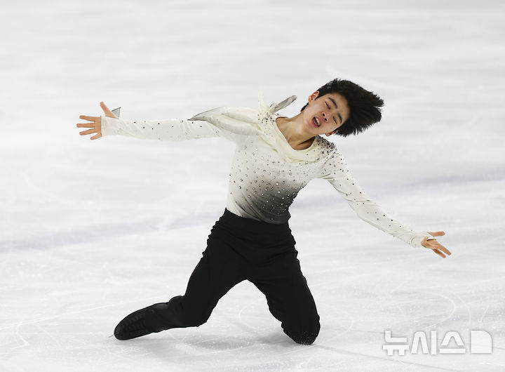 [서울=뉴시스] 김근수 기자 = 피겨 스케이팅 서민규(경신고)가 30일 서울 양천구 목동 아이스링크에서 열린 2025 KB금융 전국남녀 피겨스케이팅 회장배 랭킹대회에서 남자 시니어부문 프리스케이팅 연기를 선보이고 있다.이번 대회는 2026 ISU 사대륙 피겨스케이팅 선수권대회 파견선수 선발전과 2026 밀라노 코르티나 동계올림픽대회 1차 선발전, 2026/27 국가대표 1차 선발전으로 진행된다. 2025.11.30. ks@newsis.com