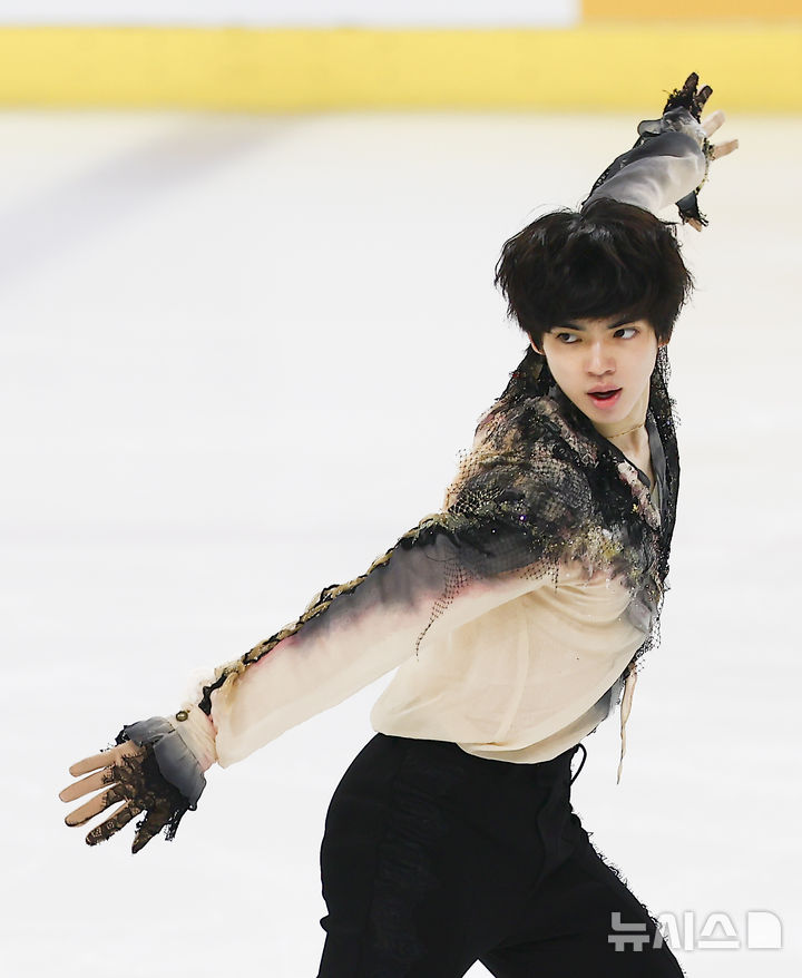 [서울=뉴시스] 김근수 기자 = 피겨 스케이팅 차준환(서울시청)이 30일 서울 양천구 목동 아이스링크에서 열린 2025 KB금융 전국남녀 피겨스케이팅 회장배 랭킹대회에서 남자 시니어부문 프리스케이팅 연기를 선보이고 있다.이번 대회는 2026 ISU 사대륙 피겨스케이팅 선수권대회 파견선수 선발전과 2026 밀라노 코르티나 동계올림픽대회 1차 선발전, 2026/27 국가대표 1차 선발전으로 진행된다. 2025.11.30. ks@newsis.com