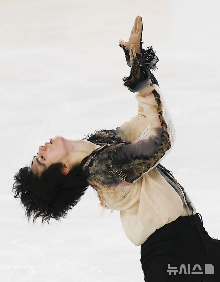 [서울=뉴시스] 김근수 기자 = 피겨 스케이팅 차준환(서울시청)이 30일 서울 양천구 목동 아이스링크에서 열린 2025 KB금융 전국남녀 피겨스케이팅 회장배 랭킹대회에서 남자 시니어부문 프리스케이팅 연기를 선보이고 있다.이번 대회는 2026 ISU 사대륙 피겨스케이팅 선수권대회 파견선수 선발전과 2026 밀라노 코르티나 동계올림픽대회 1차 선발전, 2026/27 국가대표 1차 선발전으로 진행된다. 2025.11.30. ks@newsis.com