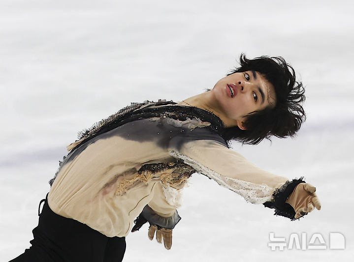 [서울=뉴시스] 김근수 기자 = 피겨 스케이팅 차준환(서울시청)이 30일 서울 양천구 목동 아이스링크에서 열린 2025 KB금융 전국남녀 피겨스케이팅 회장배 랭킹대회에서 남자 시니어부문 프리스케이팅 연기를 선보이고 있다.이번 대회는 2026 ISU 사대륙 피겨스케이팅 선수권대회 파견선수 선발전과 2026 밀라노 코르티나 동계올림픽대회 1차 선발전, 2026/27 국가대표 1차 선발전으로 진행된다. 2025.11.30. ks@newsis.com